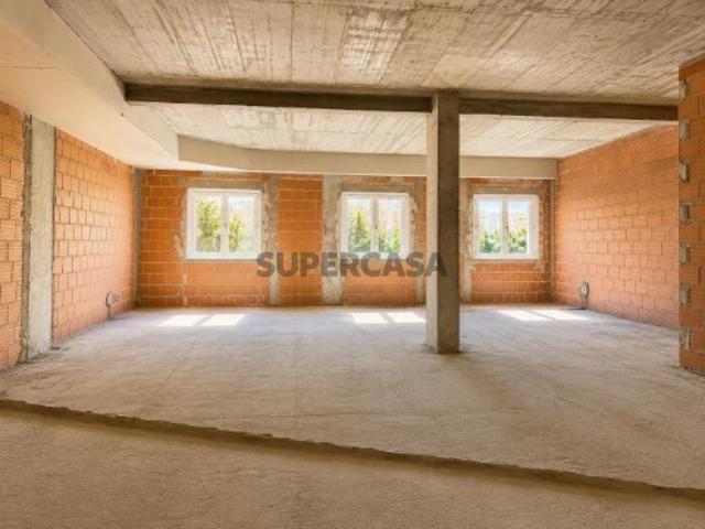 Espaço Versátil com Potencial para Habitação | 166 m² | Rio de Mouro