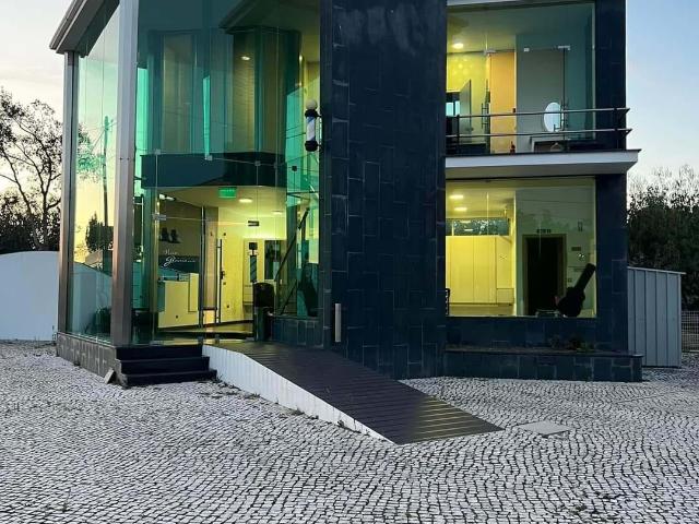 Espaço Versátil para Negócio em Localização Estratégica | Juncal
