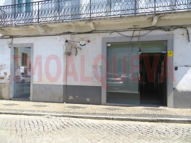Espaços comerciais na Praça de Santo António, em Reguengos de Monsaraz