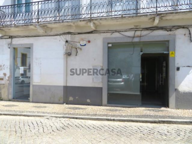 Espaços comerciais na Praça de Santo António, em Reguengos de Monsaraz