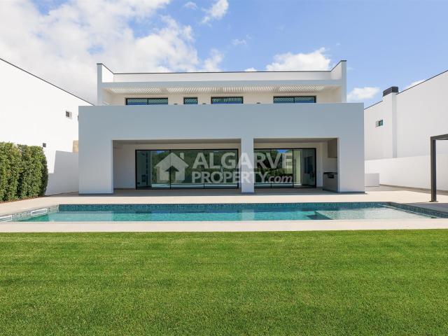 Espaçosa e moderna moradia V4 junto do Campo de Golfe em Vil. 602m² Vilamoura