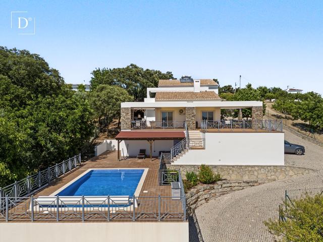 Espaçosa moradia com piscina privada e vistas deslumbrantes