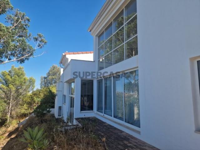 ESPAÇOSA MORADIA CONTEMPORÂNEA DE DOIS QUARTOS COM GARAGEM QUE OFERECE FANTÁSTICAS VISTAS PANORÂMICAS SOBRE AS COLINAS E A COSTA ATLÂNTICA, NUM TERRENO DE 3.600 M² PERTO DE TAVIRA E SANTA CATARINA