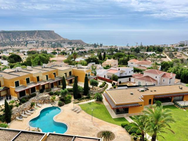 Espaçosa moradia em banda situada num condomínio com piscina. 164m² Luz