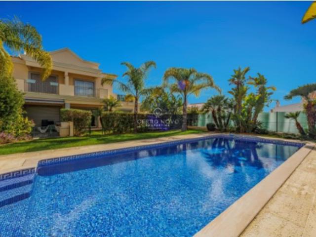 Espaçosa Moradia T4 em Condomínio Fechado com Piscina