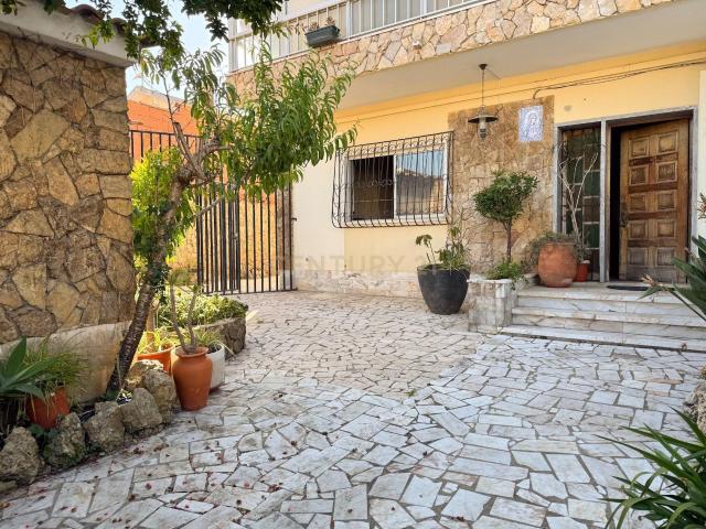 Espaçosa Moradia T5 com garagem e jardim no Algueirão