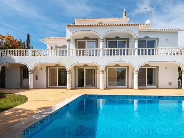 Espaçosa Moradia T7 com Piscina Aquecida e Jardins Paisagíst. 0m² Boliqueime