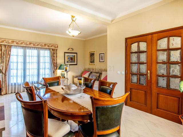 Espaçosa Moradia T3 + 2 com Garagem Localizada na Bela Vista perto de Ferragudo