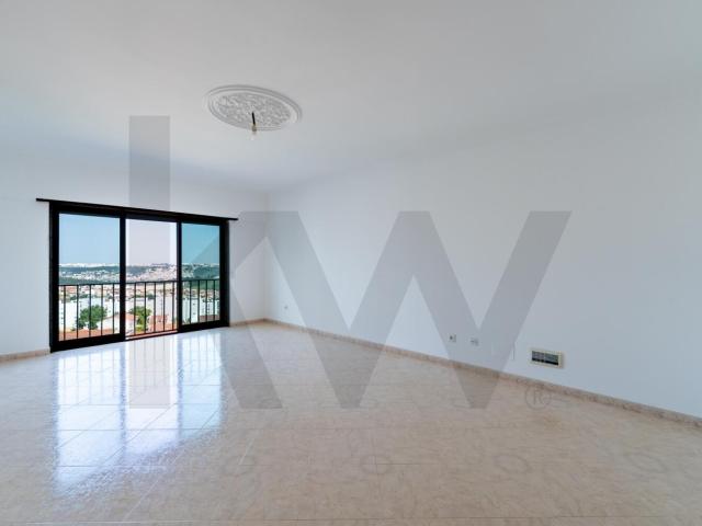 Espaçoso T2 com Suite 119 m², Garagem e Vista Desafogada – Casal de Mira, Amadora