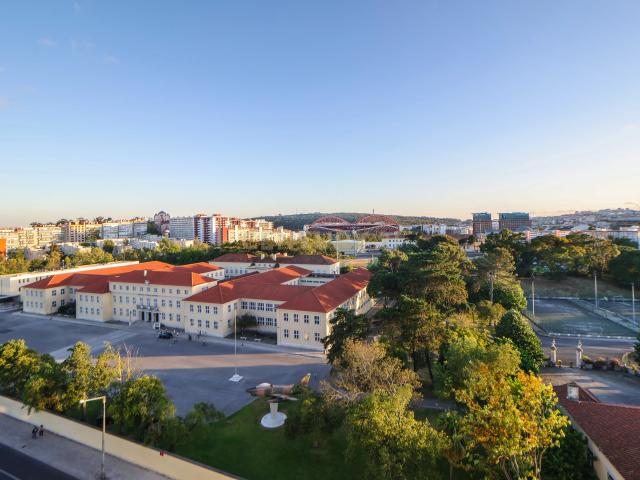 Espaçoso T4 transformado em T2 com terraço em Carnide, Lisboa Oportunidade Única!