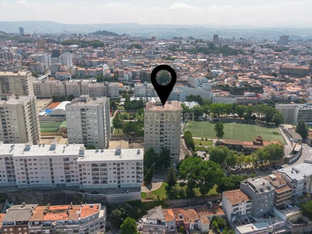 Espaçoso T4 com Garagem no Coração do Porto