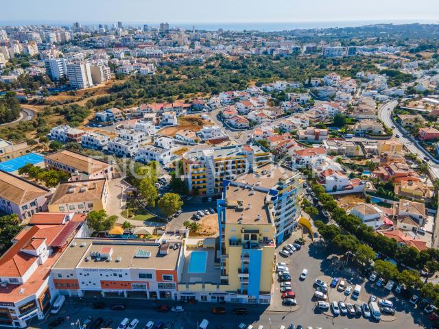 Espaçoso T4 Duplex com Terraço, Piscina e Garagem Portimão