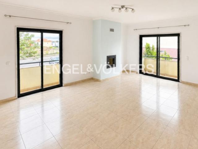 Espaçoso T4 em Porto Salvo