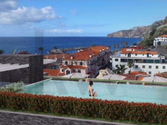 Espaçoso Apartamento T3 no Coração da Ribeira Brava, em prédio com piscina e linda vista mar