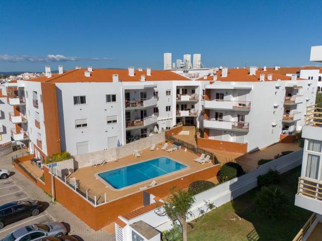 Espaçoso Apartamento T2 Com Piscina E Garagem Para Venda Em. 120m² Lagos