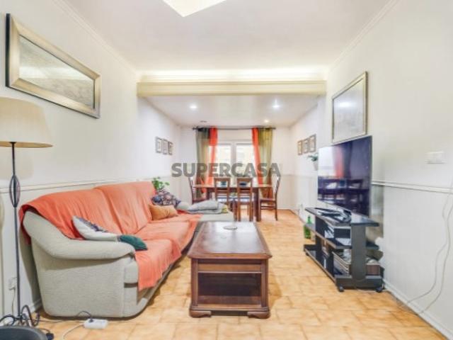 Espaçoso apartamento T4 transformado em T3