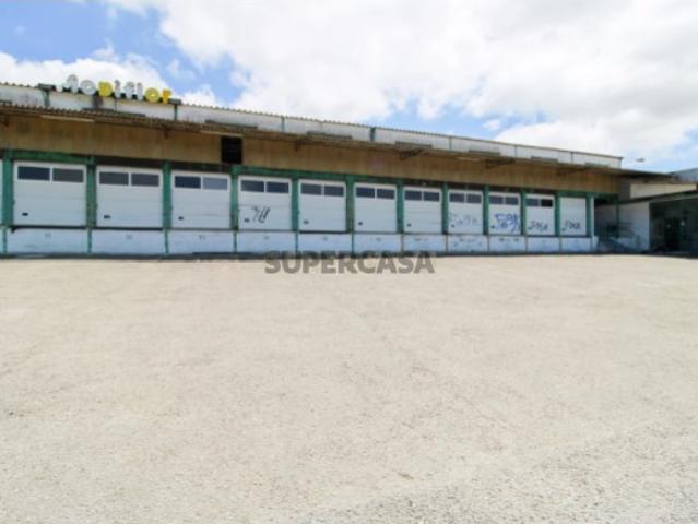 Espaçoso Armazém Industrial c/ 2 Naves em Sintra, Lisboa