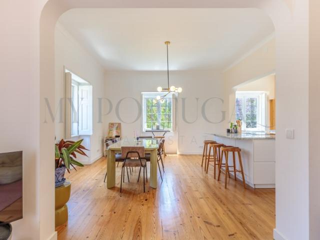 Espaçoso Duplex T2+2 com Jardim e Estacionamento Privativo no Monte Estoril