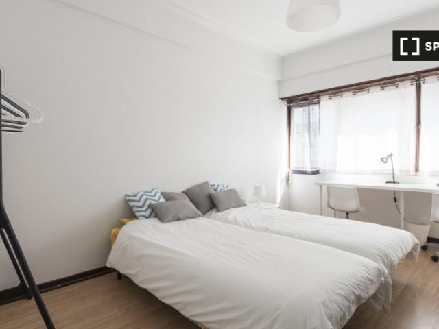 Espaçoso quarto em apartamento com 10 quartos no Areeiro, Lisboa