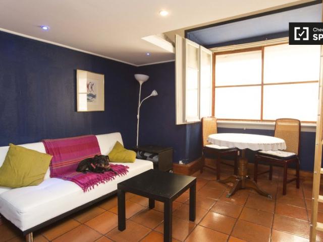 Espaçoso quarto em apartamento de 4 quartos em Avenidas Novas