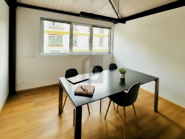 ESPACE DE TRAVAIL MODERNE ET INSPIRANT
