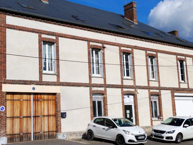 Espace professionnel avec ateliers et bureau, accès facile !