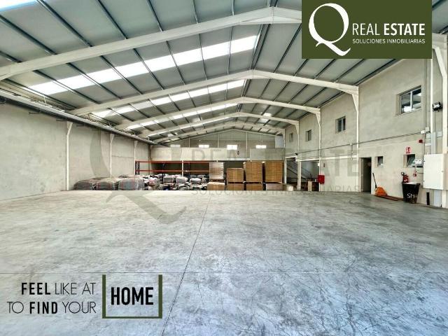 Espacio industrial versátil con gran altura y acceso privado en Petrer