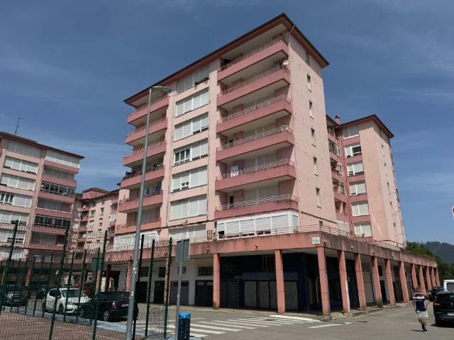 ESPACIO, LUZ NATURAL Y CONFORT: Piso Céntrico de 3 Habitaciones con Galería Privada