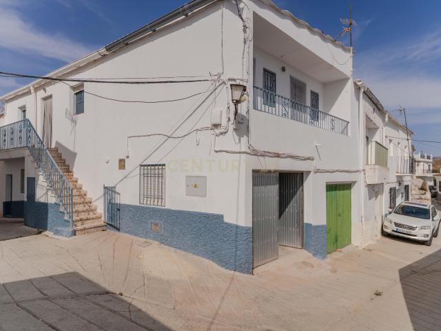 Espacio, tranquilidad y comodidad: vivienda de 4 dormitorios con gran cochera