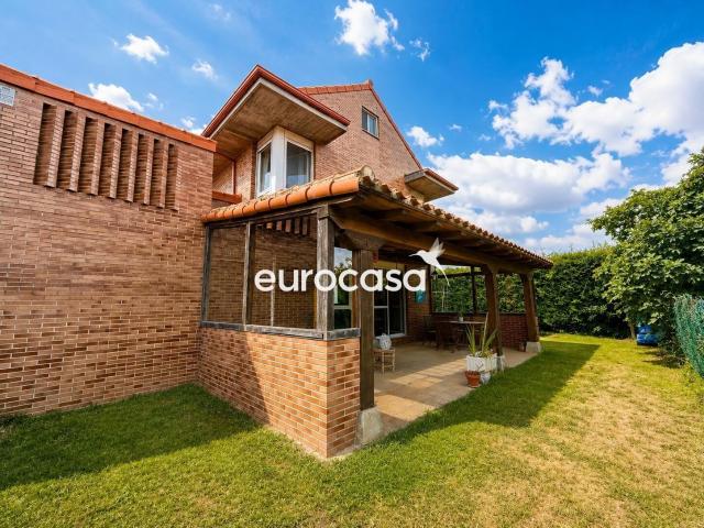CHALET INDEPENDIENTE EN VENTA EN HERRERA DE CAMARGO | JARDÍN, GARAJE Y 4 DORMITORIOS