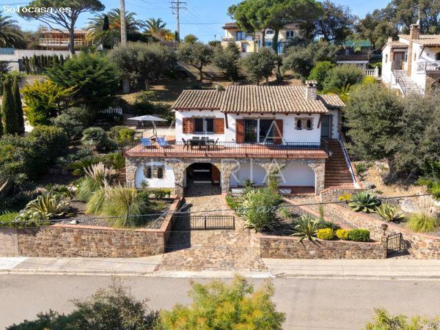 ESPACIOSO CHALET COMPLETAMENTE RENOVADO CON VISTAS AL MAR