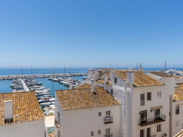 Espacioso Apartamento de Dos Dormitorios con Impresionantes Vistas al Puerto Deportivo en Puerto Banús – Gran Oportunidad de Inversión