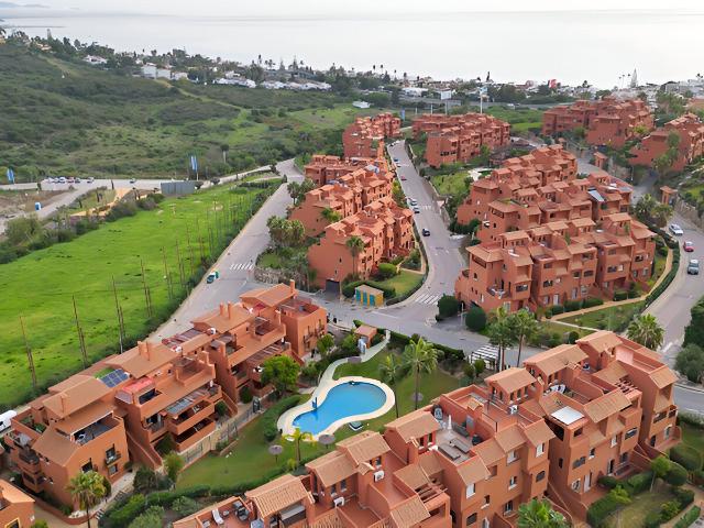 Espacioso Apartamento en Planta Baja con Jardín Privado en C. 104m² Estepona