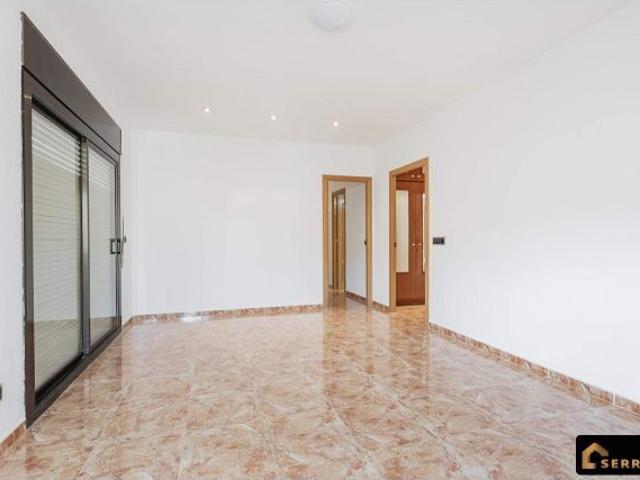 Espacioso piso céntrico de 4 habitaciones con balcón y ascensor en instalación en Premiá de Mar