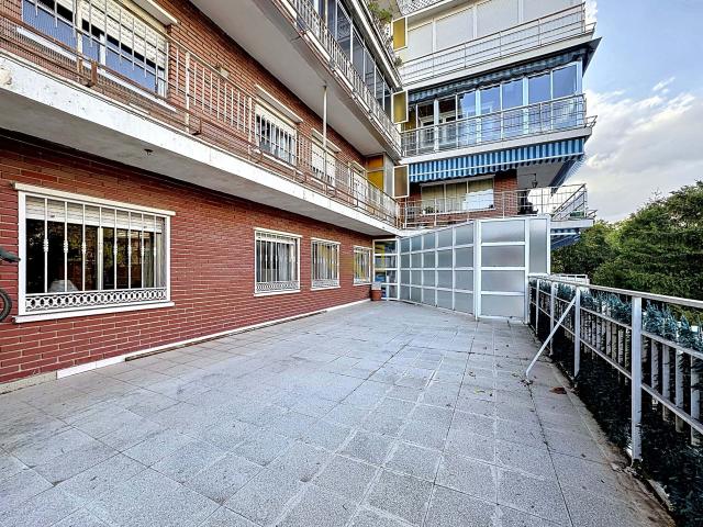 Espacioso piso de 4 habitaciones con terraza privada