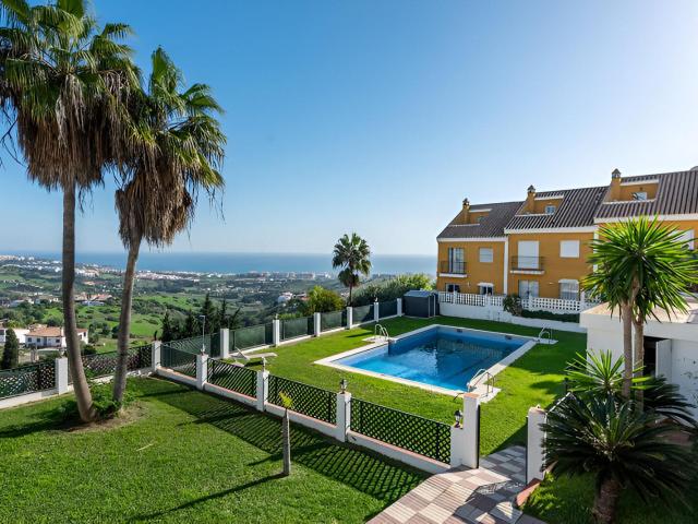 Espaciosa Casa Adosada de Estilo Español con Vistas al Mar e. 218m² Manilva