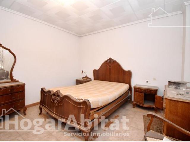 ESPACIOSA CASA CON LOCAL COMERCIAL, DOS TERRAZAS Y BALCÓN