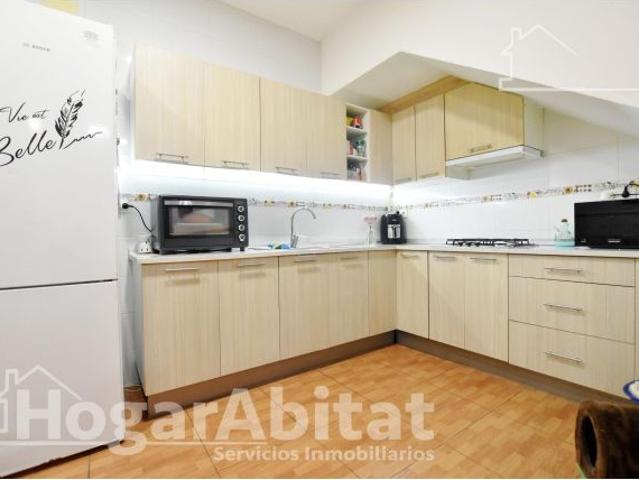 ESPACIOSA CASA CON TERRAZA Y BALCÓN