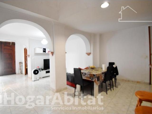 ESPACIOSA CASA CON TERRAZA EN EL HISTÓRICO CASCO ANTIGUO