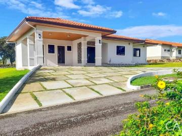 Espaciosa casa de 3 dormitorios en venta en Boquete Canyon Village