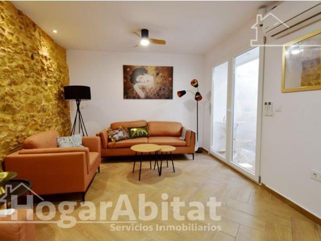 ESPACIOSA CASA SEMIRREFORMADA CON TERRAZA