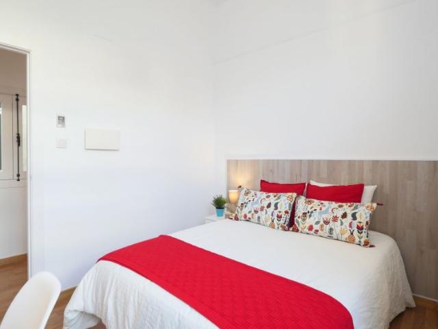 Espaciosa habitación con baño privado en Barcelona