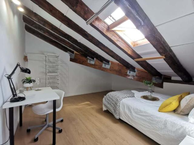 Espaciosa habitación en un ático en Madrid