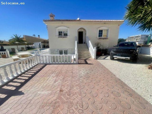 ESPACIOSA VILLA INDEPENDIENTE CON PISCINA PRIVADA EN LA ESCUERA