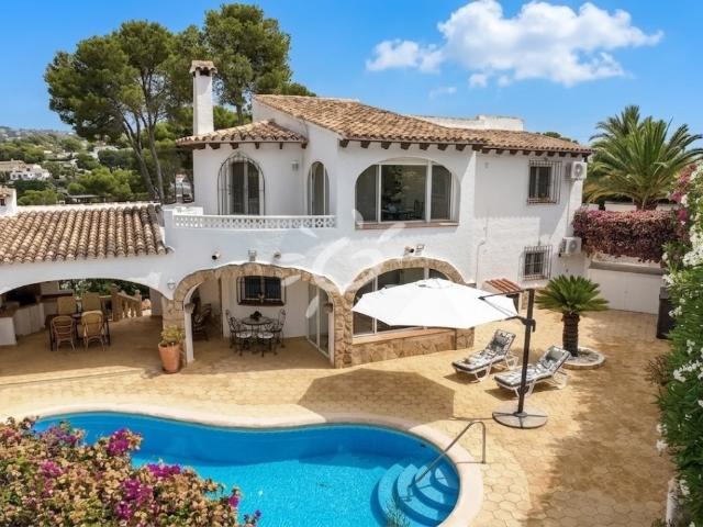 Espaciosa villa mediterránea con vistas al mar y alojamiento. 191m² Benissa