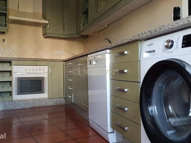Espaoso Apartamento T4 em Beja com Varanda e Lareira