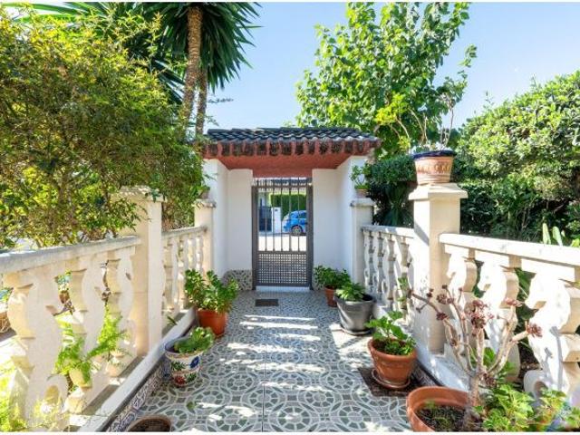 ESPECATCULAR CASA EN XALETS DE SALOU