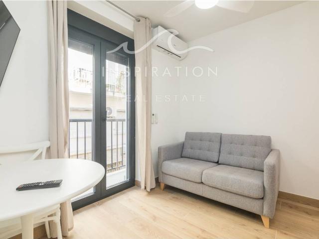 Espectacular 1ª Planta con Balcón y 3 Hab. en el Raval – ¡Lista para Entrar!