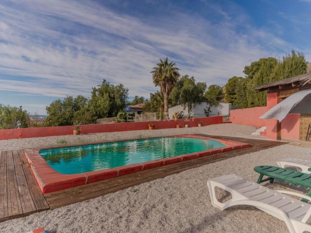 ESPECTACULAR CORTIJO CON PISCINA Y VISTAS