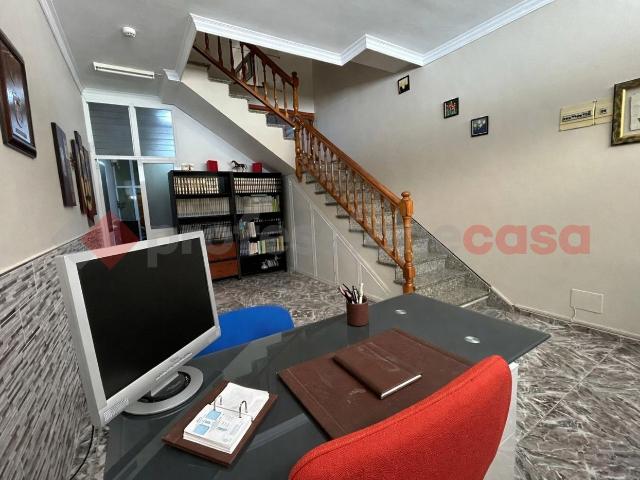 Espectacular casa terrera en exclusiva en el centro de Vecindario – amplitud, confort y espacios únicos